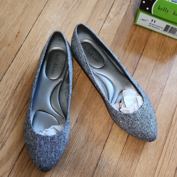 Kelly & Katie Women's Black And White Monica Flats - Picture 3 of 7